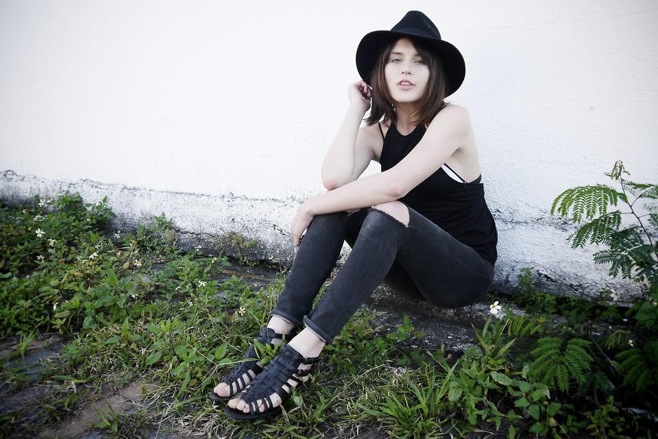Quần jeans skinny với giày sandal strappy