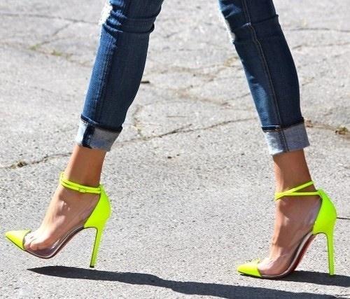 Skinny Jeans với giày Neon High Heels