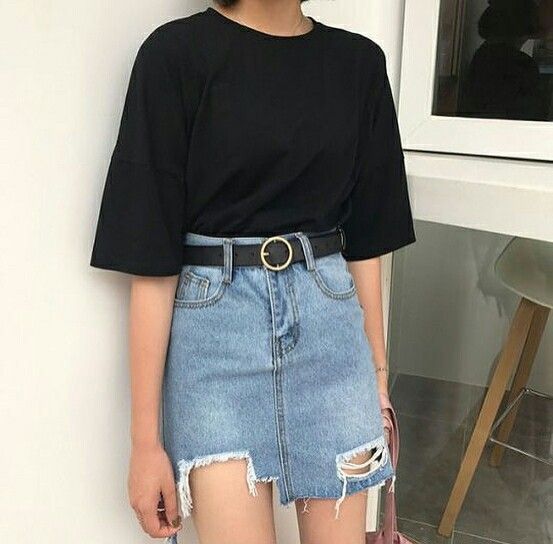 Áo phông đen cũng rất phù hợp với chân váy jeans