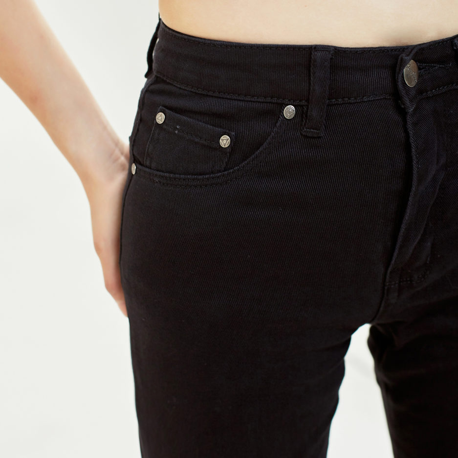 quần jeans đen ống loe