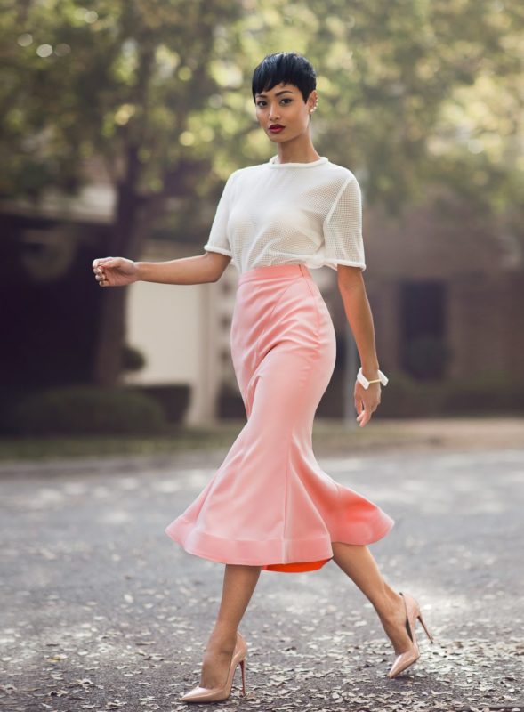 kết hợp chân váy đuôi cá tone hồng pastel và áo thun trắng mỏng