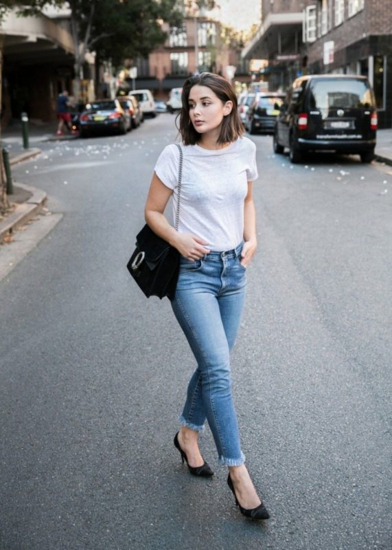 áo thun công sở và quần jeans