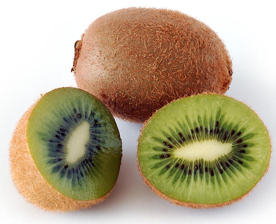 Quả kiwi chứa nhiều vitamin C giúp ngừa chảy máu răng, lợi