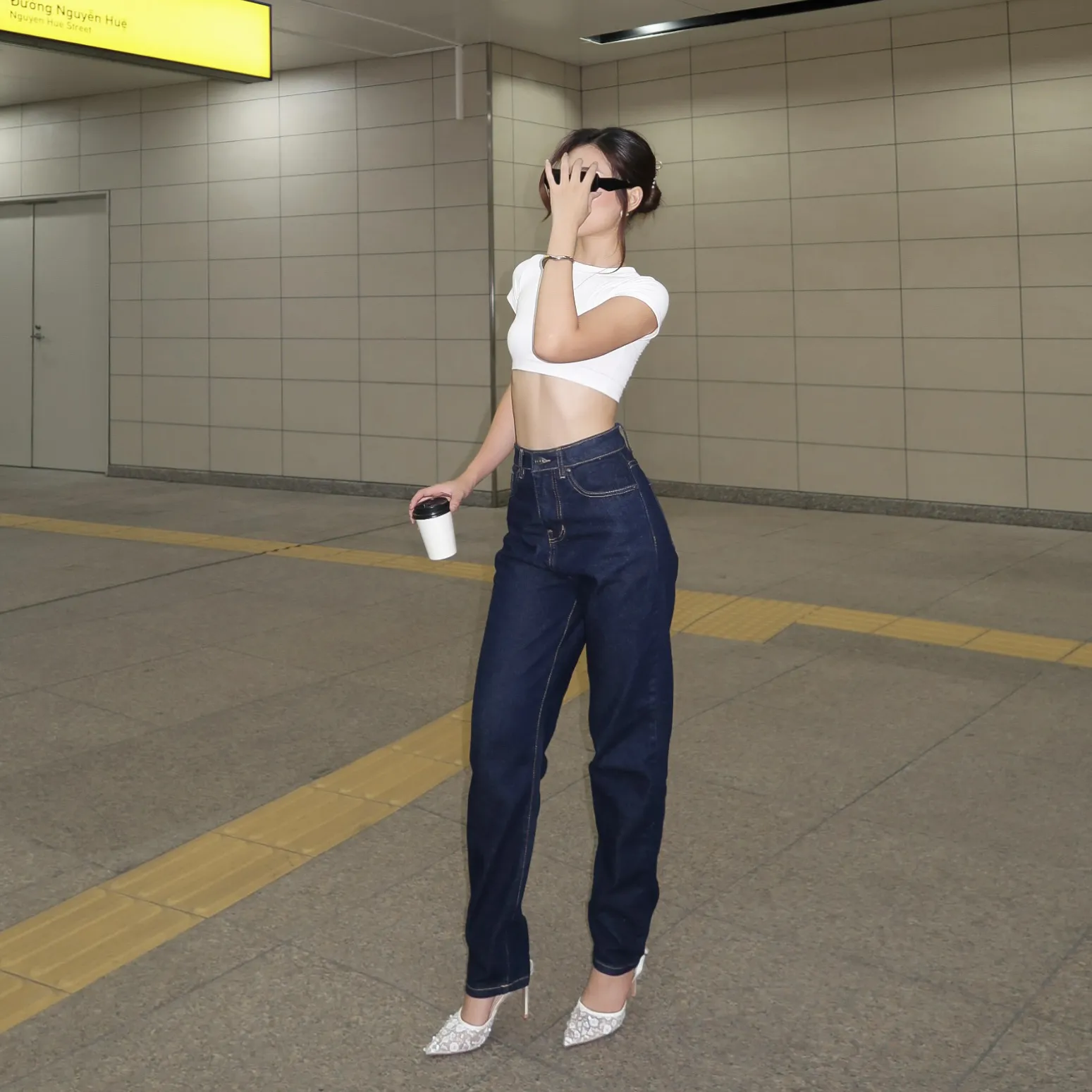 Quần Mom Jeans Lưng Cao Màu Indigo, phối áo croptop trắng, nhìn chính diện