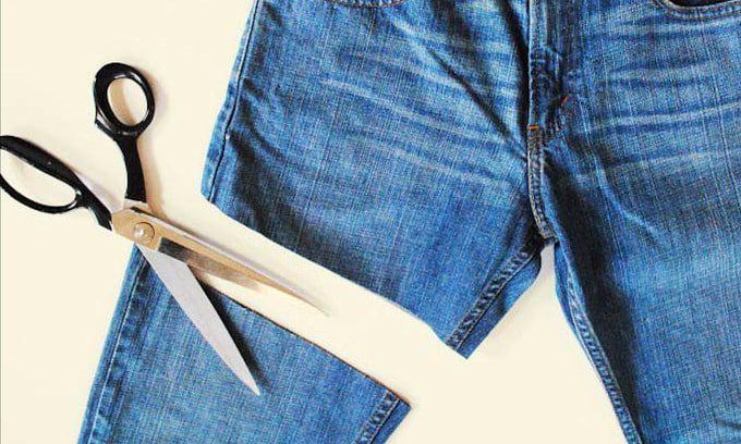 Chớp mắt tái chế quần jeans cũ thành váy trong vòng một nốt nhạc