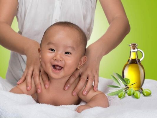 Trẻ em massage bằng dầu olive