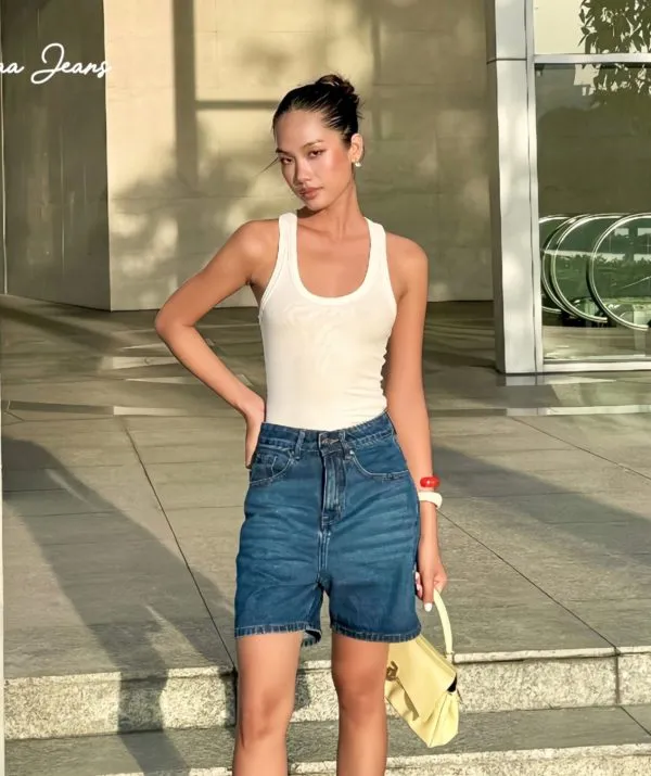 Quần short jean nữ lưng cao regular fit Navy Blue, phối áo ba lỗ trắng, nhìn chính diện