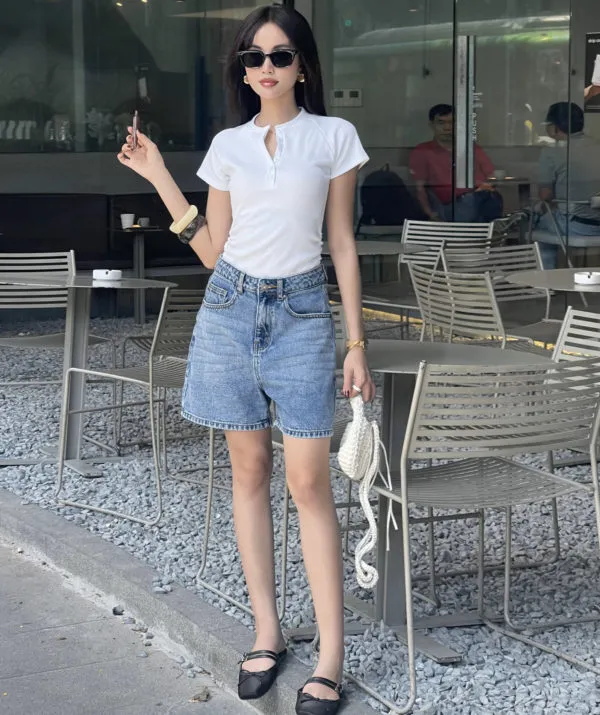 Quần short jean nữ ngắn lưng cao regular fit, phối áo thun trắng, nhìn chính diện