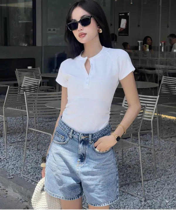 Quần short jean nữ ngắn lưng cao regular fit, phối áo thun trắng, cận phần quần