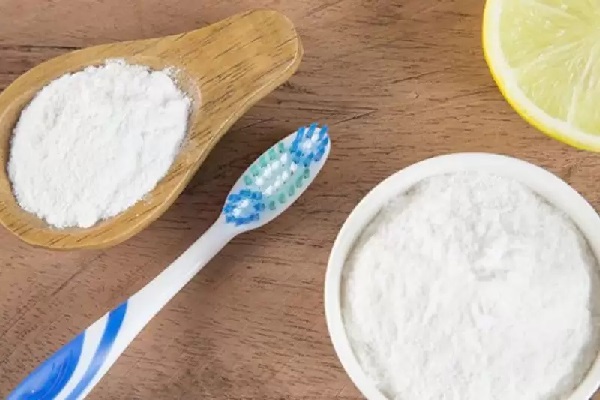 Sử dụng kem đánh răng và baking soda tại nhà