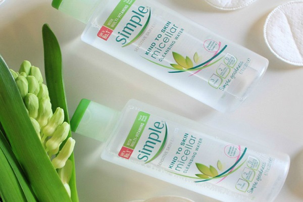 Simple Kind To Skin Cleansing Micellar Water làm sạch bụi bẩn