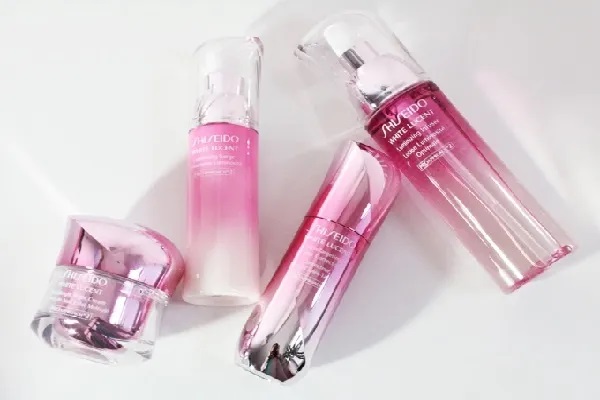 Bộ sản phẩm shiseido lucent có gì ?