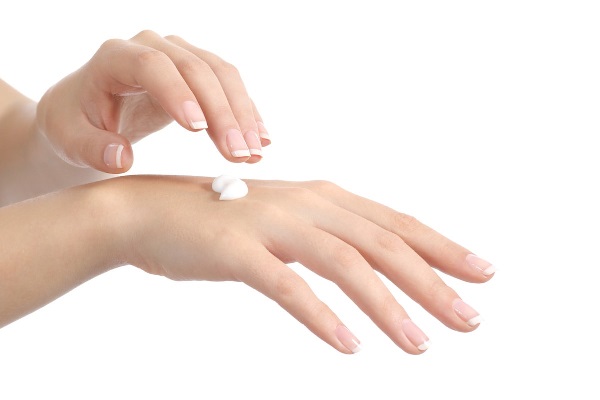 Dưỡng ẩm da tay với Vaseline có hiệu quả?