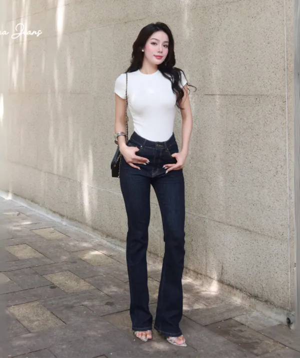 Quần Jean Nữ Ống Loe Lưng Cao Màu Midnight Blue, phối áo thun trắng, nhìn chính diện