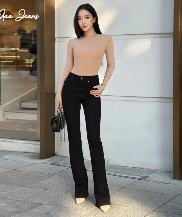Quần Jean Nữ Ống Loe Đen Lưng Cao, nhìn chính diện, cầm túi