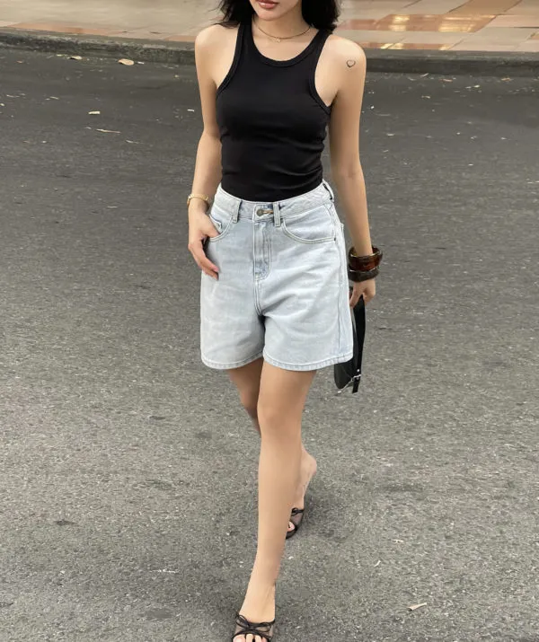 Quần short jean nữ lưng cao regular fit Alice Blue, đang bước đi