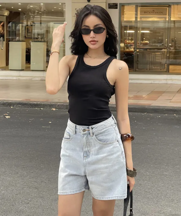 Quần short jean nữ lưng cao regular fit Alice Blue, phối áo ba lỗ đen, nhìn chính diện