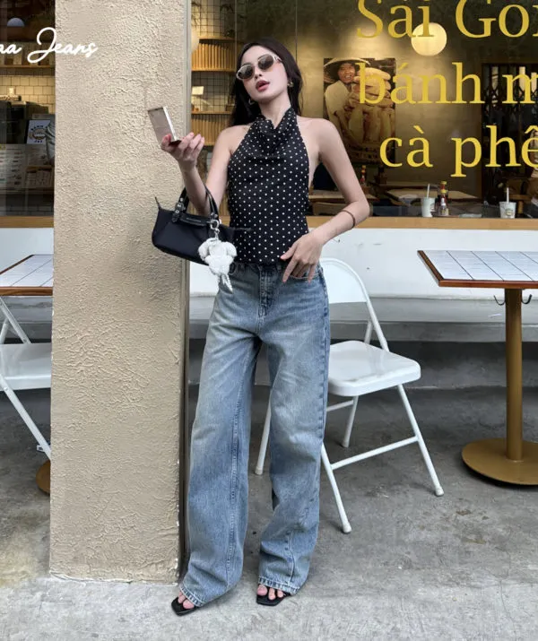 Quần Jean Nữ Ống Rộng Classic, màu Carolina Blue, phối áo yếm đen