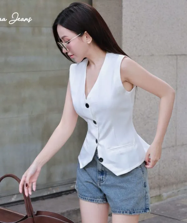Quần Short Denim Nữ Lưng Vừa Classic Cut Màu Vintage Blue, phối áo gile trắng, dáng nghiêng