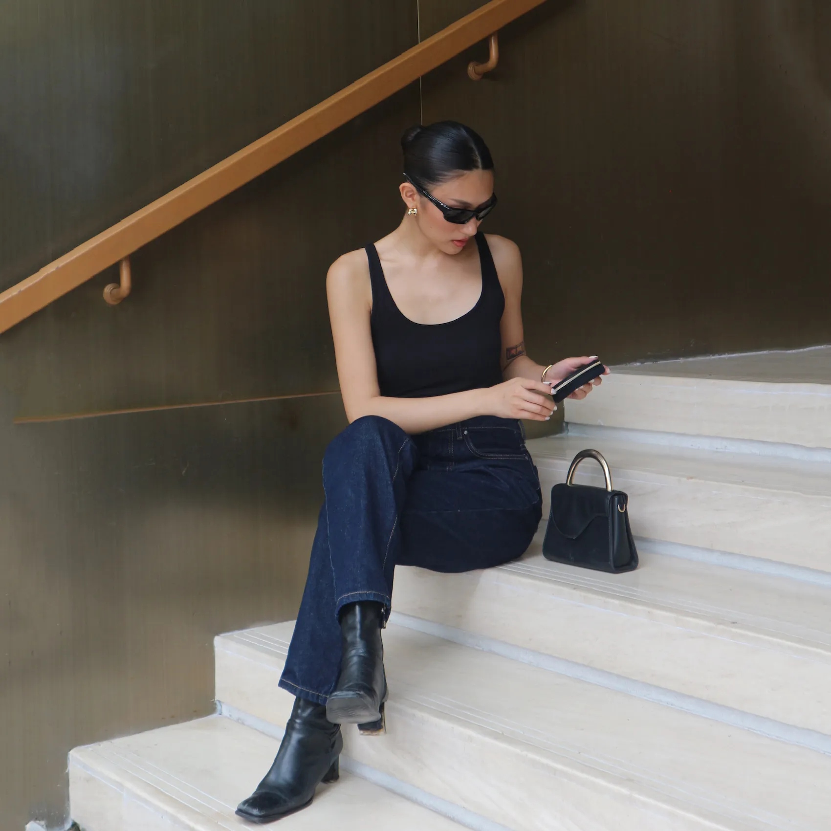 Quần Mom Jeans Lưng Cao Màu Indigo, dáng ngồi