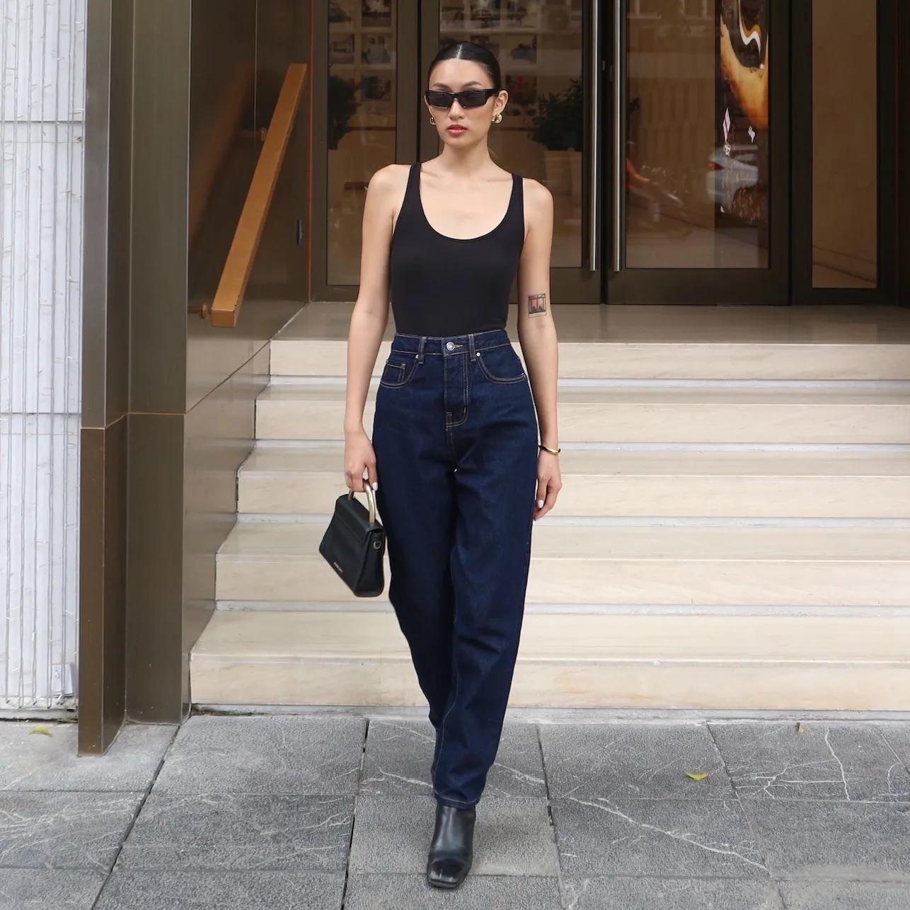 Quần Mom Jeans Lưng Cao Màu Indigo, phối áo ba lỗ đen, nhìn chính diện