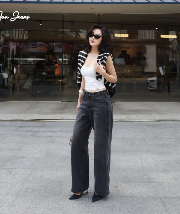 Quần jeans nữ màu xám ống suông lưng thấp, phối áo trắng, nhìn chính diện – người mẫu cao 1m7, 50kg, mặc size 28