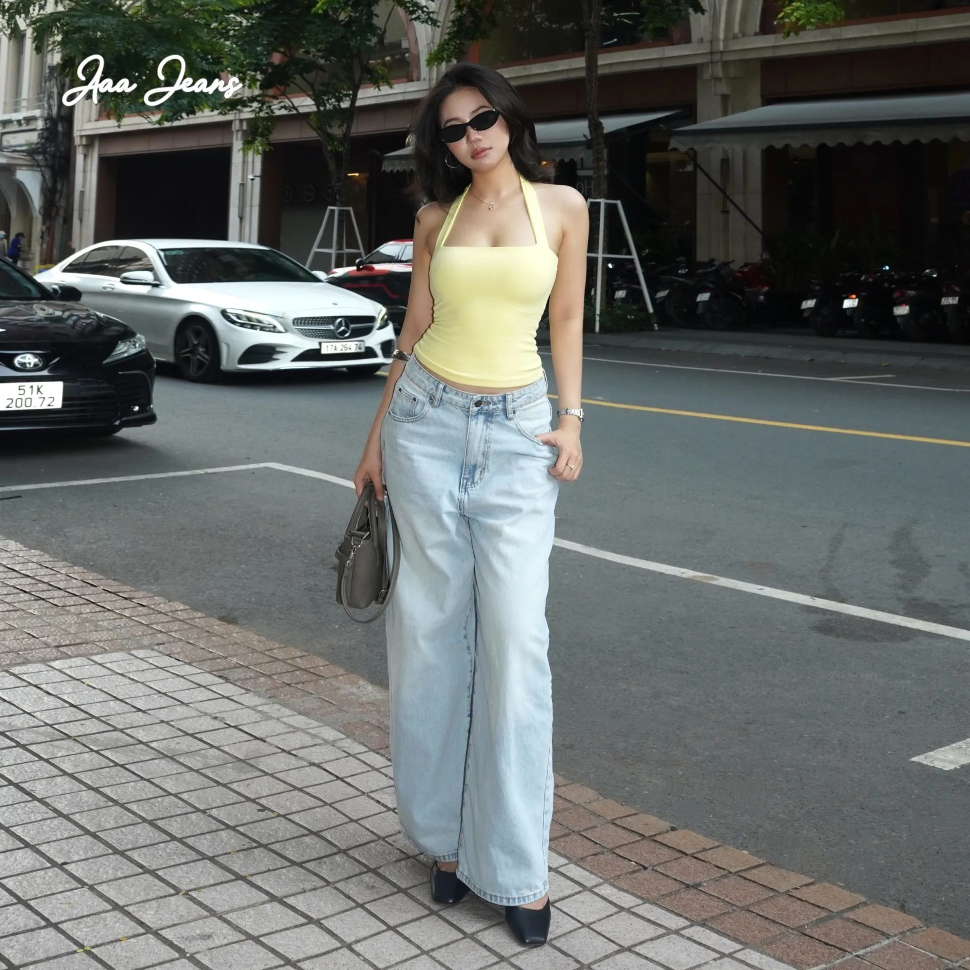Quần jeans ống rộng balloon màu Lila Blue, dáng nghiêng, cầm túi – người mẫu cao 1m6, 50kg, mặc size 28