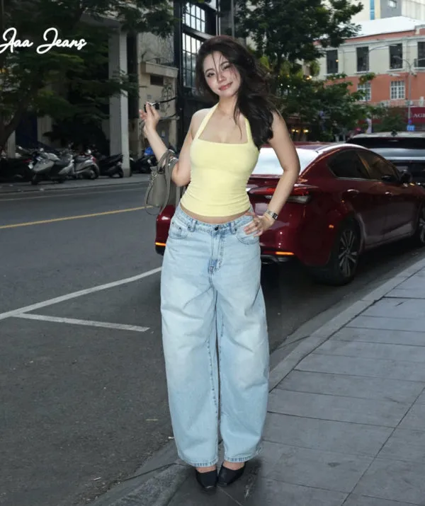 Quần jeans ống rộng balloon màu Lila Blue, phối áo hai dây vàng, nhìn chính diện – người mẫu cao 1m6, 50kg, mặc size 28