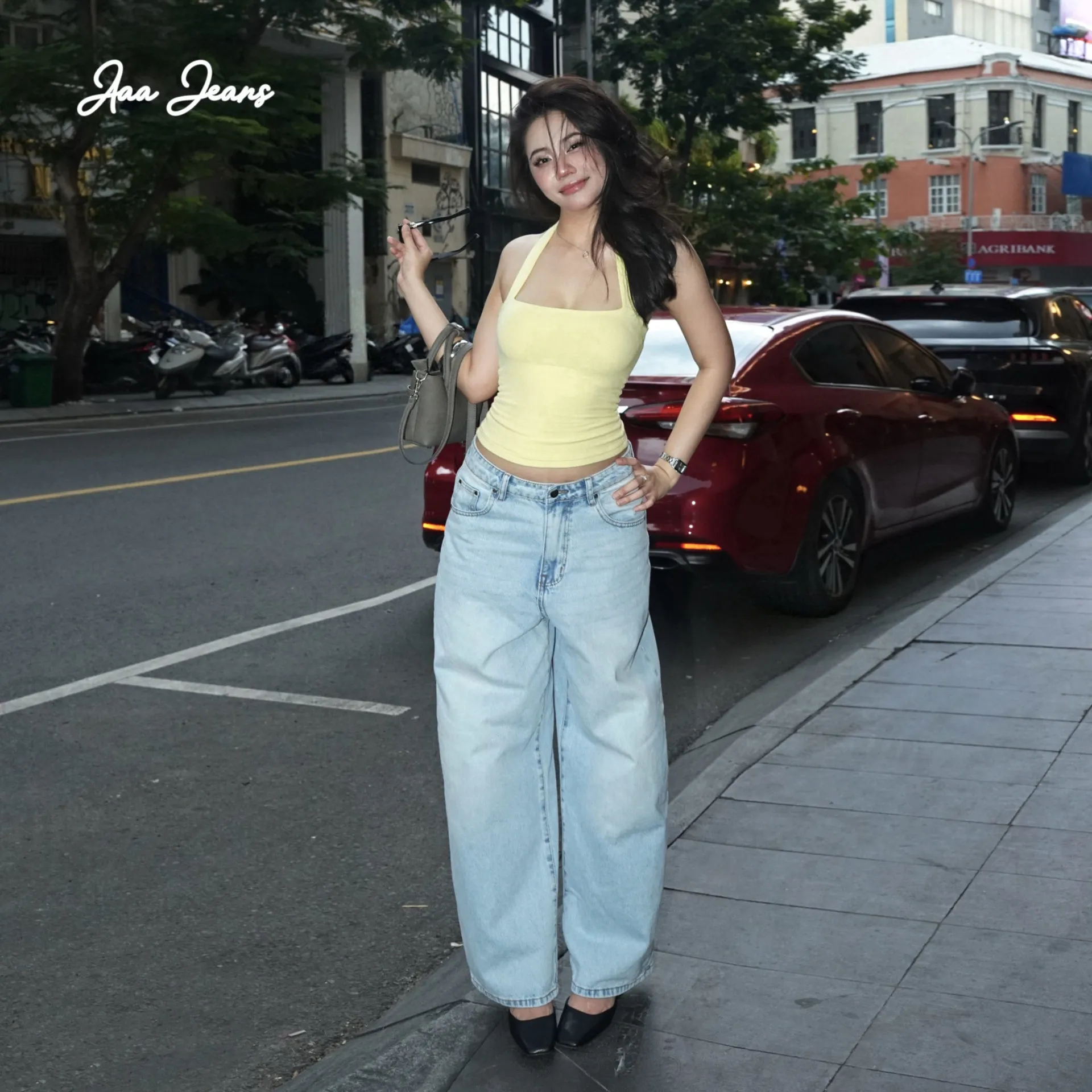 Quần jeans ống rộng balloon màu Lila Blue, phối áo hai dây vàng, nhìn chính diện – người mẫu cao 1m6, 50kg, mặc size 28